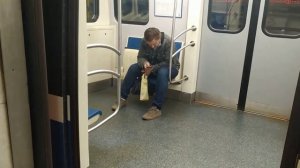 ст. метро Василеостровская, Ленинград (СПб), Зелёная Линия - интерьер, пассажиры, работники метро