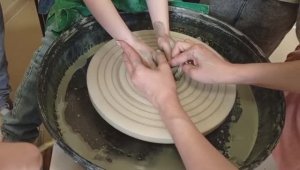 Лепка из глины. Работа на гончарном круге.