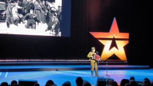 "Василий Теркин,Гармонь"
Твардовский А.
Читает ,играет на баяне и танцует 
Матвей Петров.Театр Армии