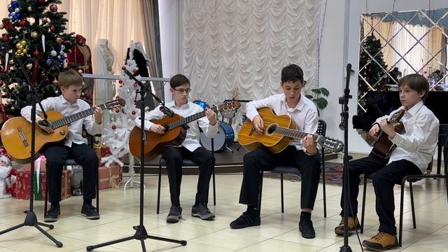 «День гитариста» воспитанники центра культурного развития играют на гитаре смотреть онлайн