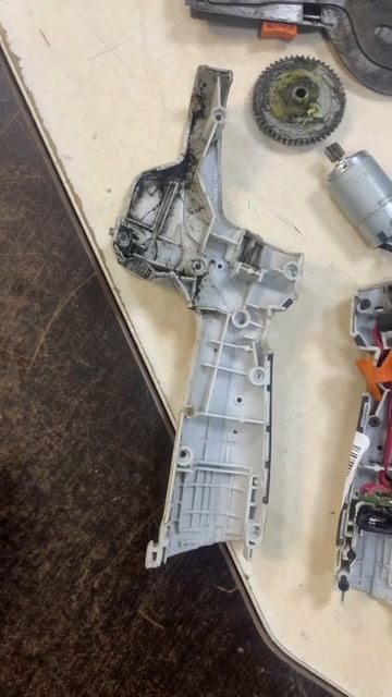 Кусторез Stihl HSA25 - замена двигатела | Ремонт кусторезов в СПб смотреть онлайн