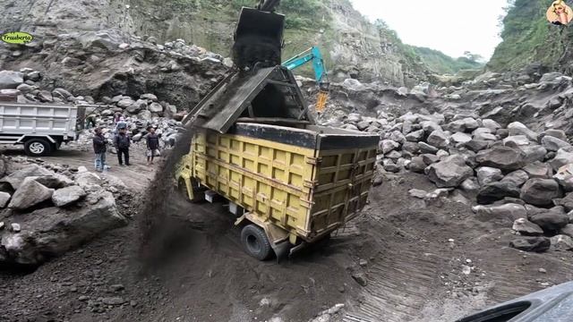 Строительство, экскаватор копает песок