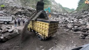 Строительство, экскаватор копает песок