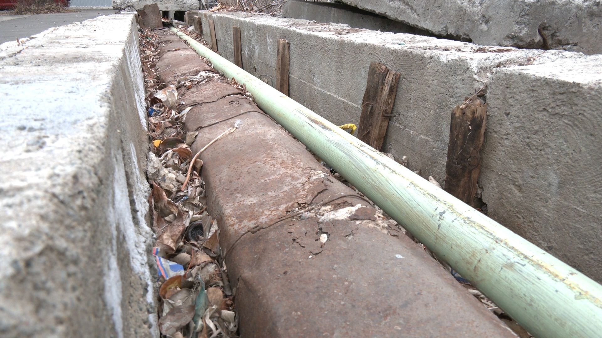 Холодная вместо горячей: курганцы решают коммунальную проблему с помощью депутата смотреть онлайн