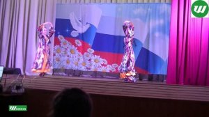 шикарный танец   двух девочек в сельском клубе