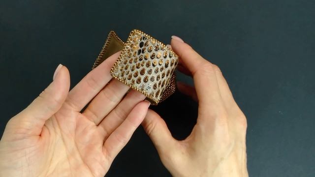 Браслет из кожи питона с янтарем.