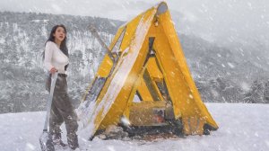 Кемпинг девушки в одиночку в сильную метель.