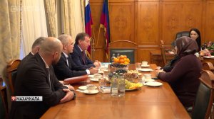 Спикер НС Заур Аскендеров встретился с Багарет Магомедовой, все сыновья которой участвуют в СВО