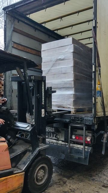 Загрузка фуры с пленкой для ламинаторов