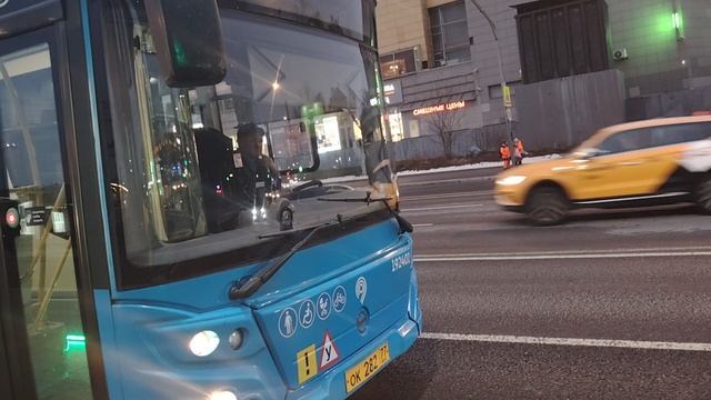 Автобус ЛиАЗ 5292 борт 192401следует на стоянку