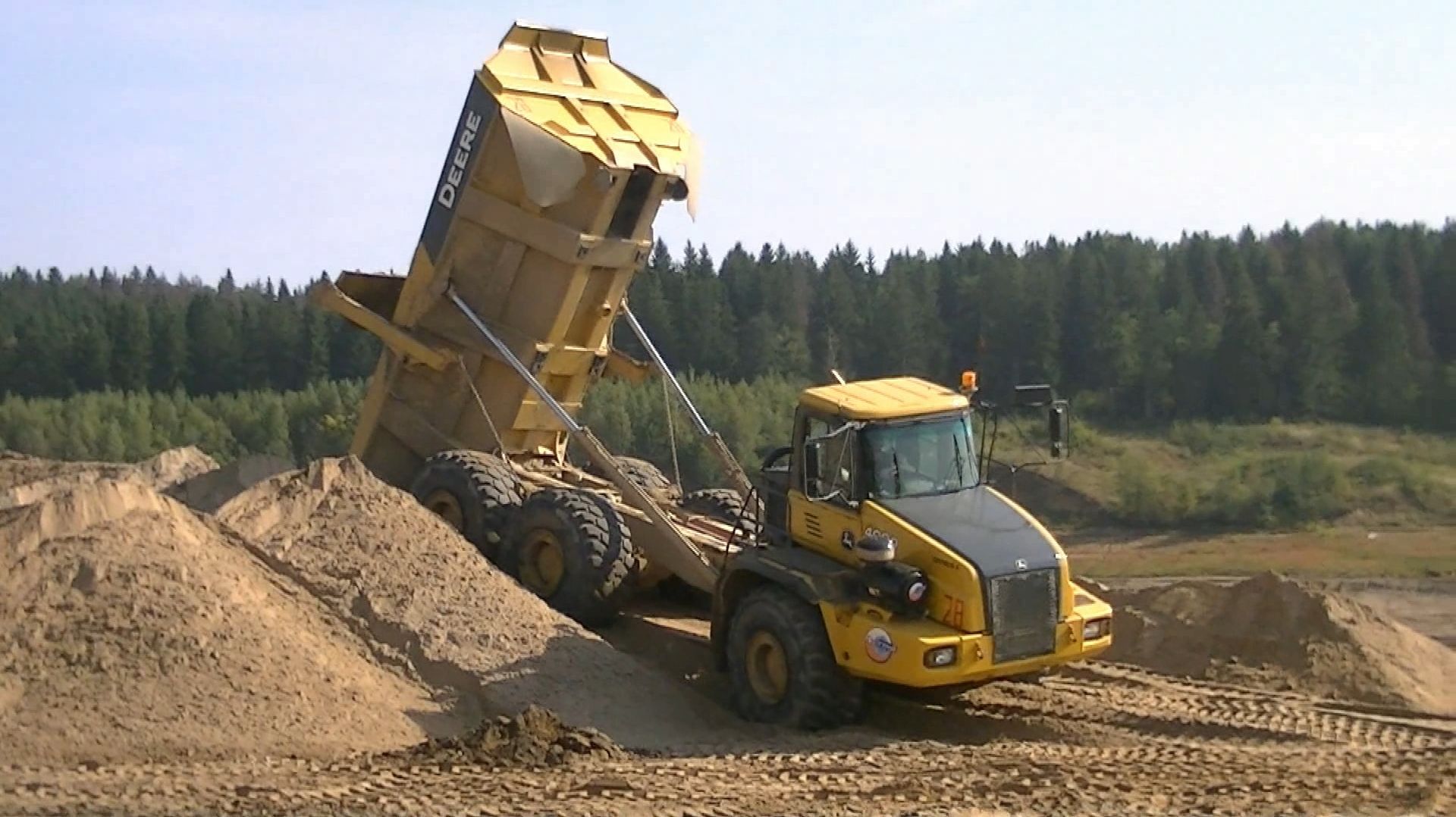 Шарнирно-сочлененные самосвалы John Deere 400D смотреть онлайн