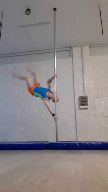 "Рондат" хватом "чашка" (Александр Странник https://vk.com/far_familiar)