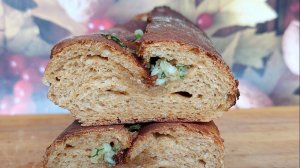 Хлеб с цельнозерновой мукой, на тёмном пиве. Хлеб ароматизирован чесноком и зеленью укропа.