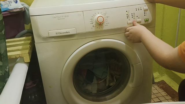 Стирка Electrolux EWF 12040 W
Синтетика 40 градусов 
900 оборотов Ежедневная стирка+ полоскание