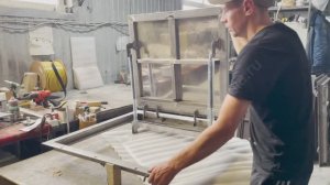 Люк напольный из нержавеющей стали AISI 304 под плитку на петлях с амортизаторами и замком флаг