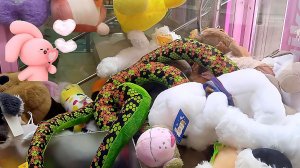 Достаем много симпатичных игрушек из автомата Хватайка.