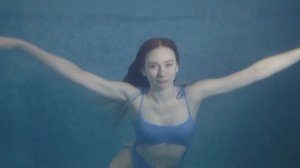 В воде бассейна