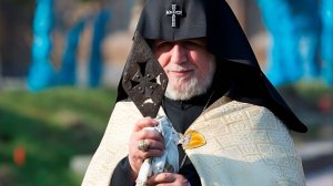 Армения отмечает День апостолов Фаддея и Варфоломея: паломники спешат прикоснуться к Копью Лонгина