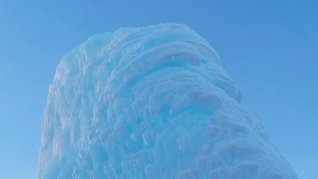 Вот такой высоты, вот такой ширины. Бывает только зимой! Гигантская голубая сосулька!