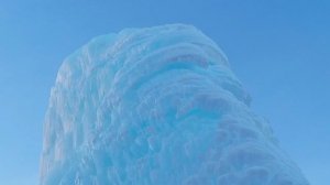 Вот такой высоты, вот такой ширины. Бывает только зимой! Гигантская голубая сосулька!