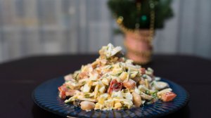 Салат с морским коктейлем и помидором