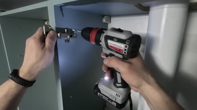 Зелёная кухня (7). Вытяжка, карнизы, профили подсветки.