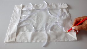 Подметила эту идею в дорогом ресторане. Сшила шторку из простыни и остатков тюля