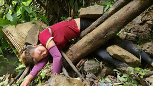 Дуонг ловит рыбу. Продает ее. Попадает в аварию, получает помощь от добрых людей. Жизнь во Вьетнаме