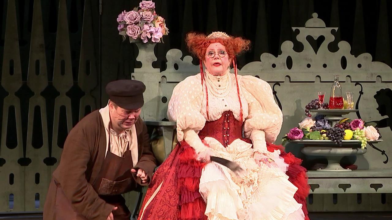 В театре "Современник" по-новому осмыслили комедию Островского "Женитьба Бальзаминова".