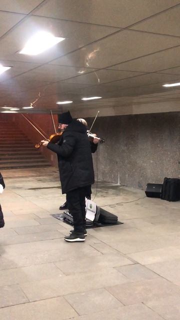 Подземный переход на Арбатской. Парни зажигают, а колонка села, и концерт закончился