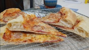 Пицца тонкая, с хрустящими бортиками.