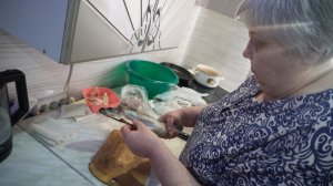 Мудрая пенсионерка делает филе из рыбы чтобы приготовить для любимой семьи ПОДВАЛ ИЛЬИЧА
