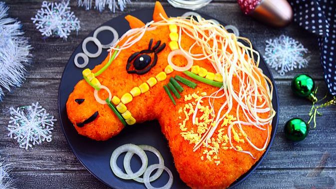 Удивит гостей. КУРИНЫЙ САЛАТ С ГРИБАМИ И ЯЙЦАМИ "ЛОШАДКА"