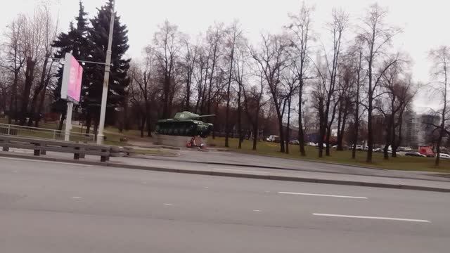 Памятник в виде танка смотреть онлайн