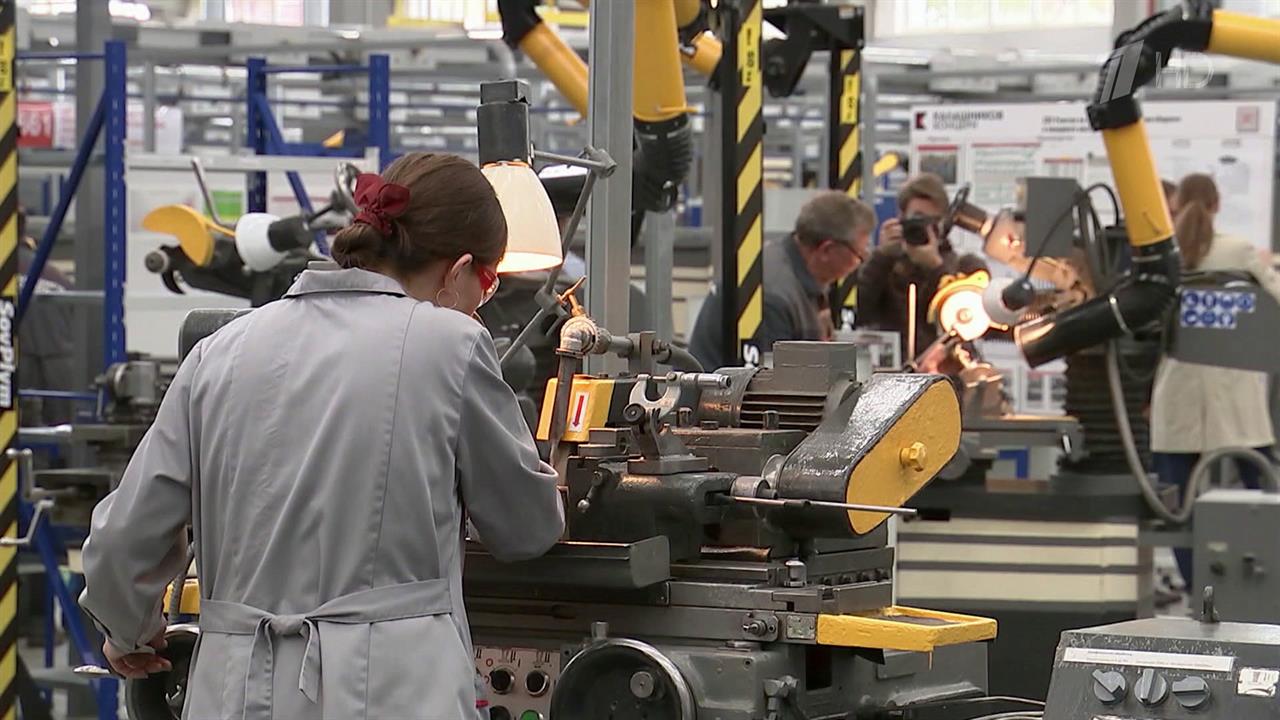 Владимир Путин подписал закон о федеральном бюджете РФ на 2026 год и плановый период 2027-2028 годы.