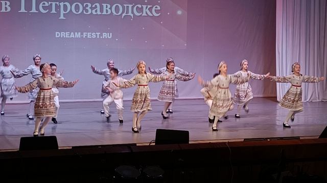 Танец "Любит, не любит" Ансамбль танца "ProЯвление". Всероссийский фестиваль-конкурс "Шаг к мечте" смотреть онлайн