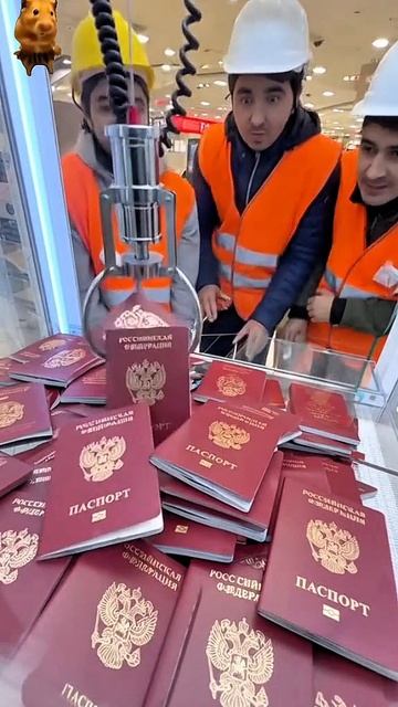 мигранты пытаются выиграть в автомате приз смотреть онлайн