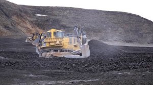 Komatsu D375A работает в Исландии.