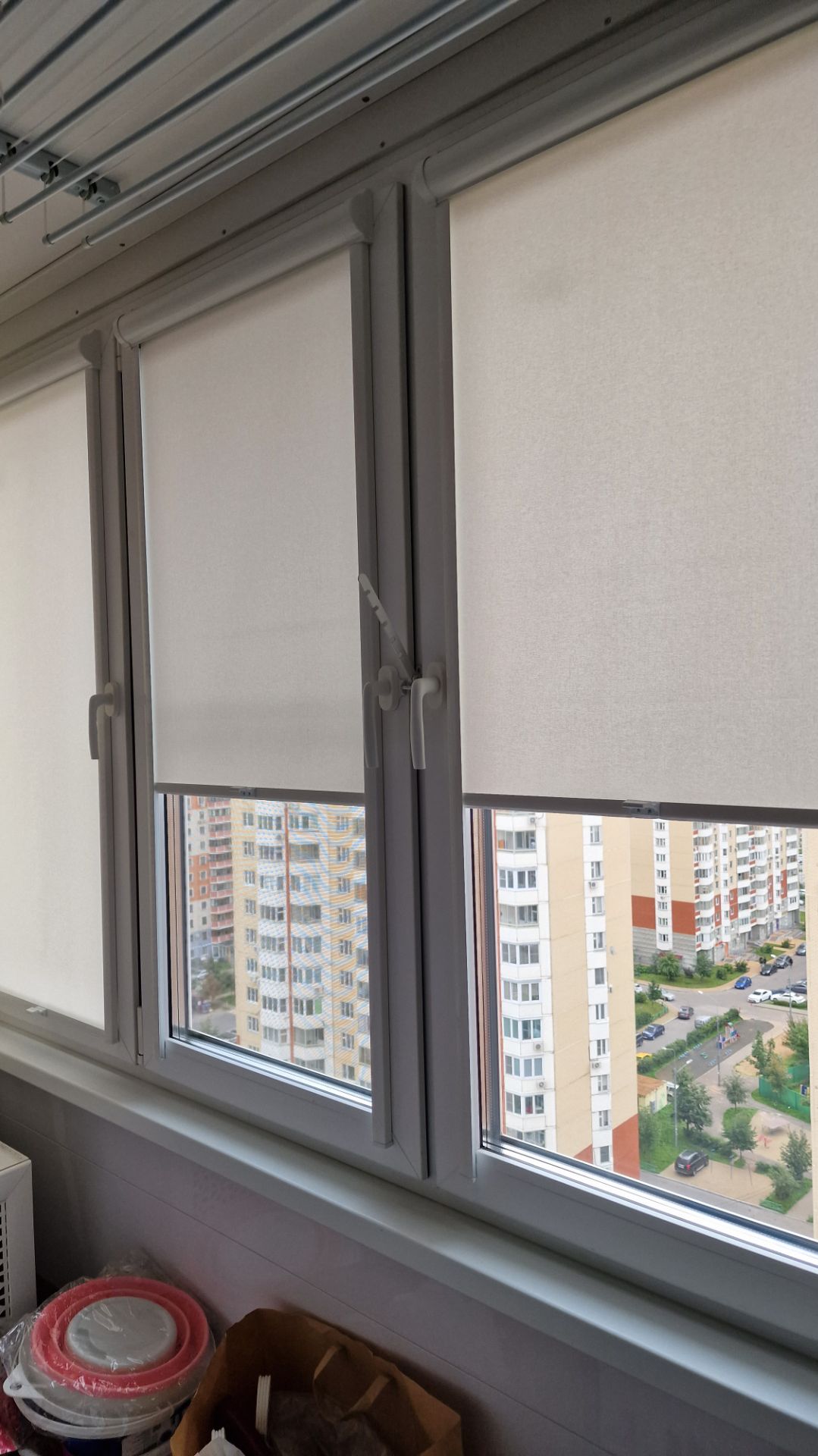 Кассетные рулонные шторки уни2. Пружинный механизм. Ткань Монако белый.