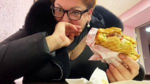 МУЖИКА НАДО КОРМИТЬ🤣НАШЛА МУЖИКА И ЧТОБЫ НЕ УБЕЖАЛ-НАКОРМИЛА🤣А У МЕНЯ ОГРОМНЫЙ ЧИЗБУРГЕР/МУКБАНГ