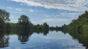 Плывёт байдарка по реке