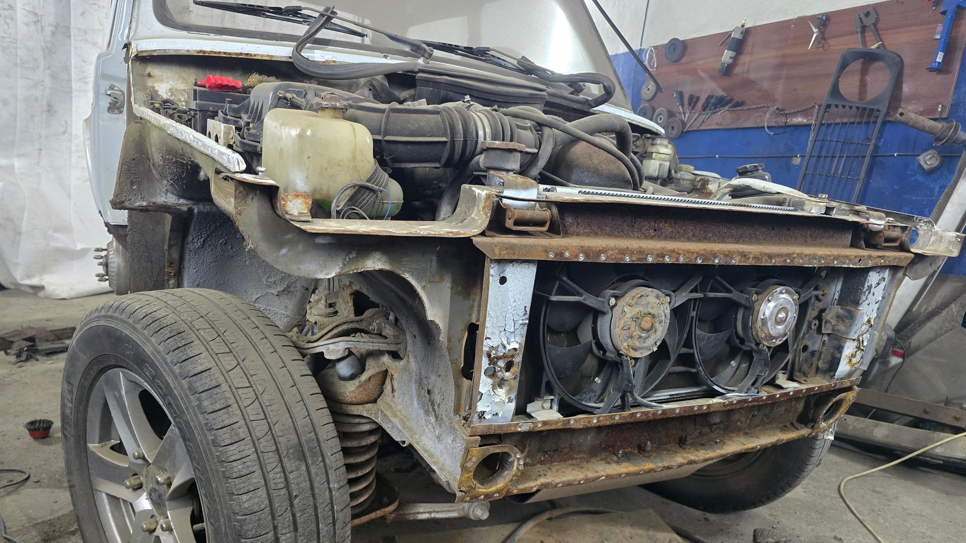 Финансовая ошибка Нива 21214 Срезаем крылья и фартук , демонтаж пола и лонжерона. Оцениваем объем смотреть онлайн