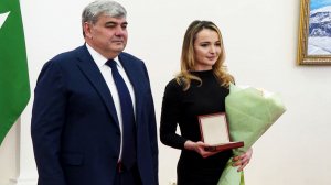 Глава Нальчика поздравил многодетных женщин с Днем матери