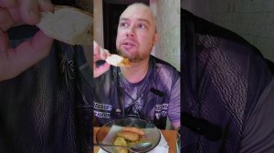 Пробую том ям из Чижика, пицца, нагетсы. Мукбанг Россия, еда.