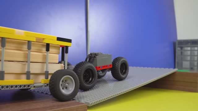 Вождение автомобилей Lego по склону против 25-килограммовых деревянных: эксперименты с Lego Technic. смотреть онлайн