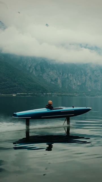 Одноместная электрическая лодка на подводных крыльях, скорость 55 км/ч