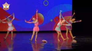 Гимнастический танец. Девочки с косичками