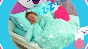 Настя учит детей правильному поведению и этикету в школе [get.gt]