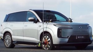 BYD Denza N8L  передовые технологии, испытания на безопасность, демонстрация поворотов на месте