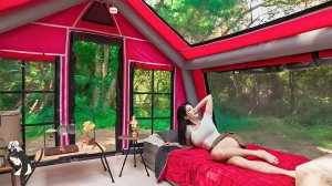 Роскошный кемпинг девушки с собачкой в надувной палатке.